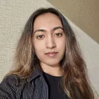 Headshot of Diya Saxena